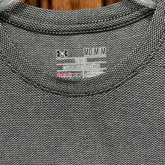 Under Armour longline t-shirt/size Medium/Black and Gray - Picture 3 of 5